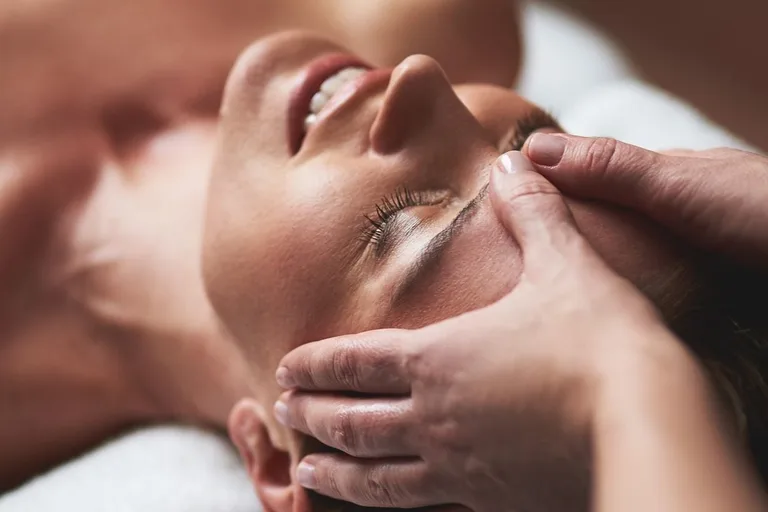 Kopf- und Gesichtsmassage im Liegen