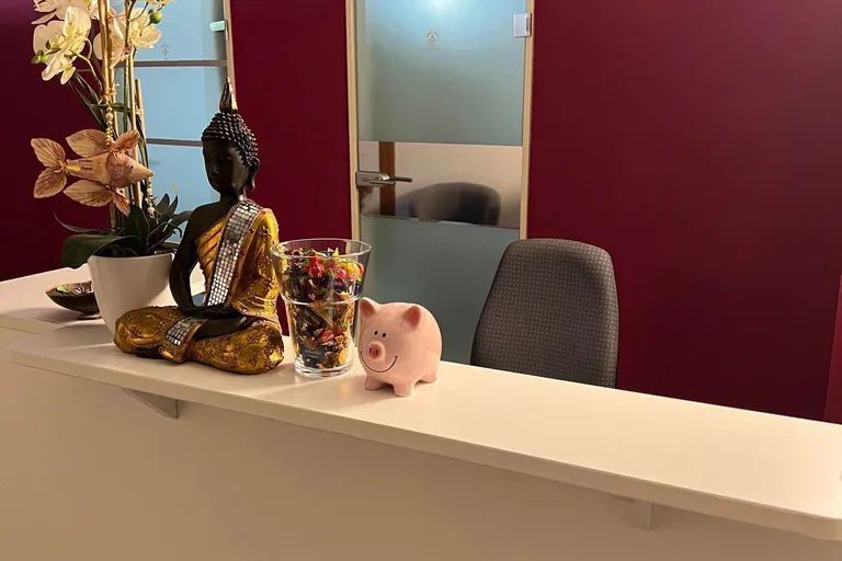 Empfangsbereich mit Holzmöbeln und Thai-Dekor