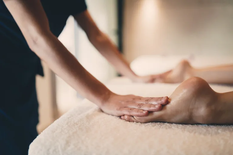 Fußmassage mit Druckpunktarbeit an der Fußsohle