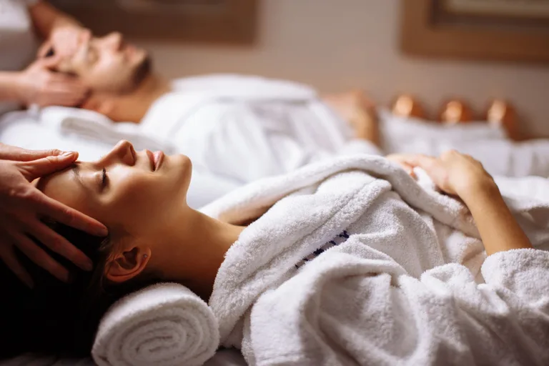 Paar-Massage mit zwei Liegen im selben Behandlungsraum