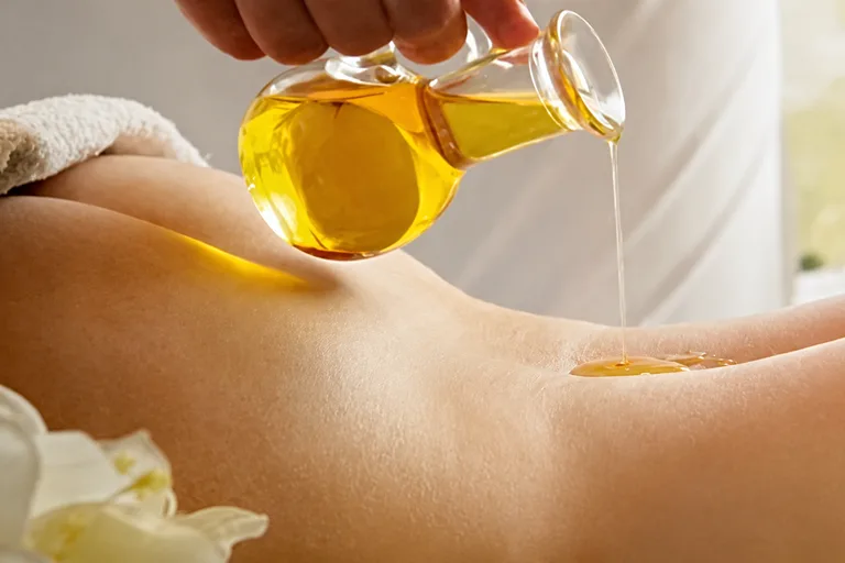 Thai-Öl-Massage: warme Öle und Druck entlang der Energielinien